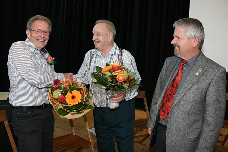Robert Fischer berreicht Blumen an Hans und Emil