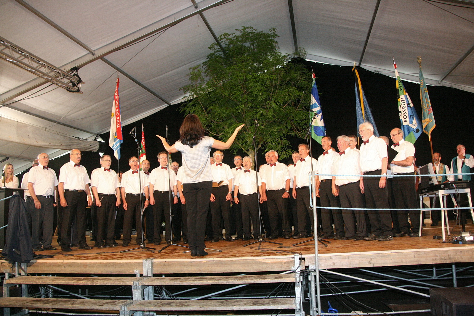 LaO singt vor Prädikatsübergabe in Festzelt