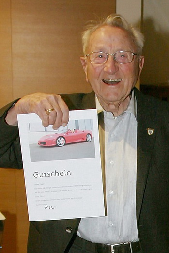 Eugen Alder mit Gutschein für Ferrarifahrt Kopie
