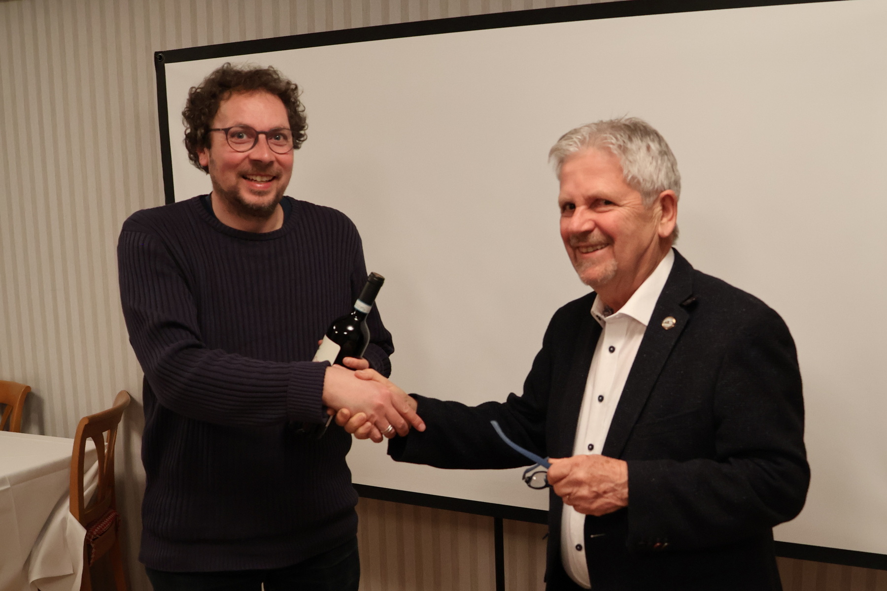 Robert Fischer bedankt sich bei Roland Uhl